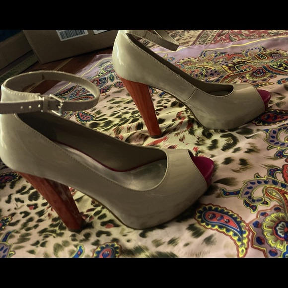 GUESS CHUNKY HEELS - Picture 3 of 6